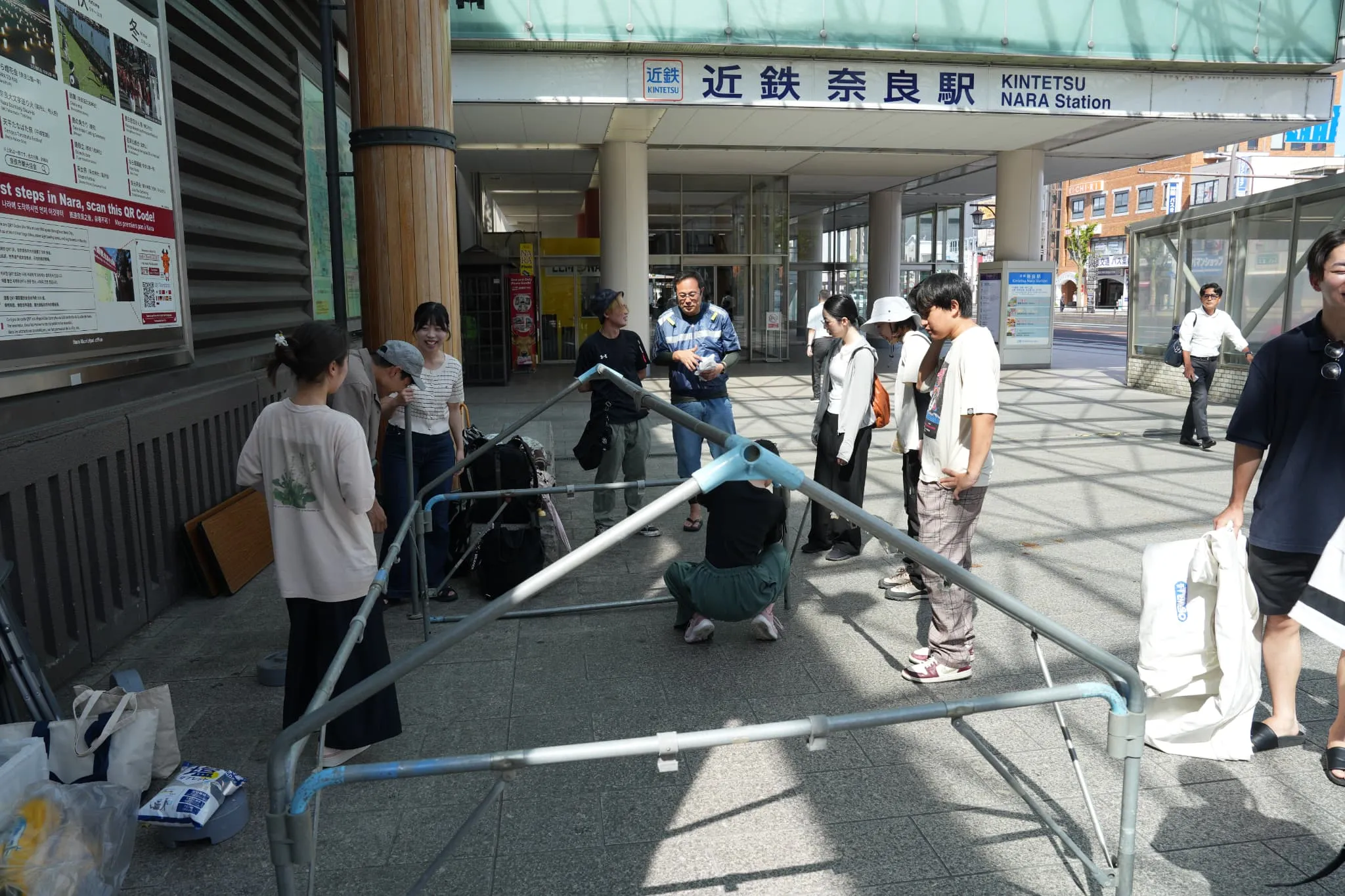 参加者の集合・受付と資材準備の様子